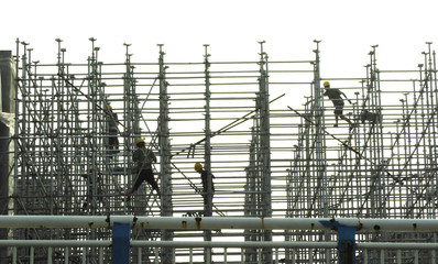 施工現(xiàn)場機歡人忙 看重點工程建設(shè)‘雨中行’